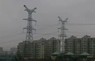 高壓線經過屋頂是很常見的,大家可能有點擔心,除了怕被電,還擔心被輻射。那高壓線經過屋頂安全嗎？對人體健康有影響嗎？下面就聽雷爾沃告訴你吧！